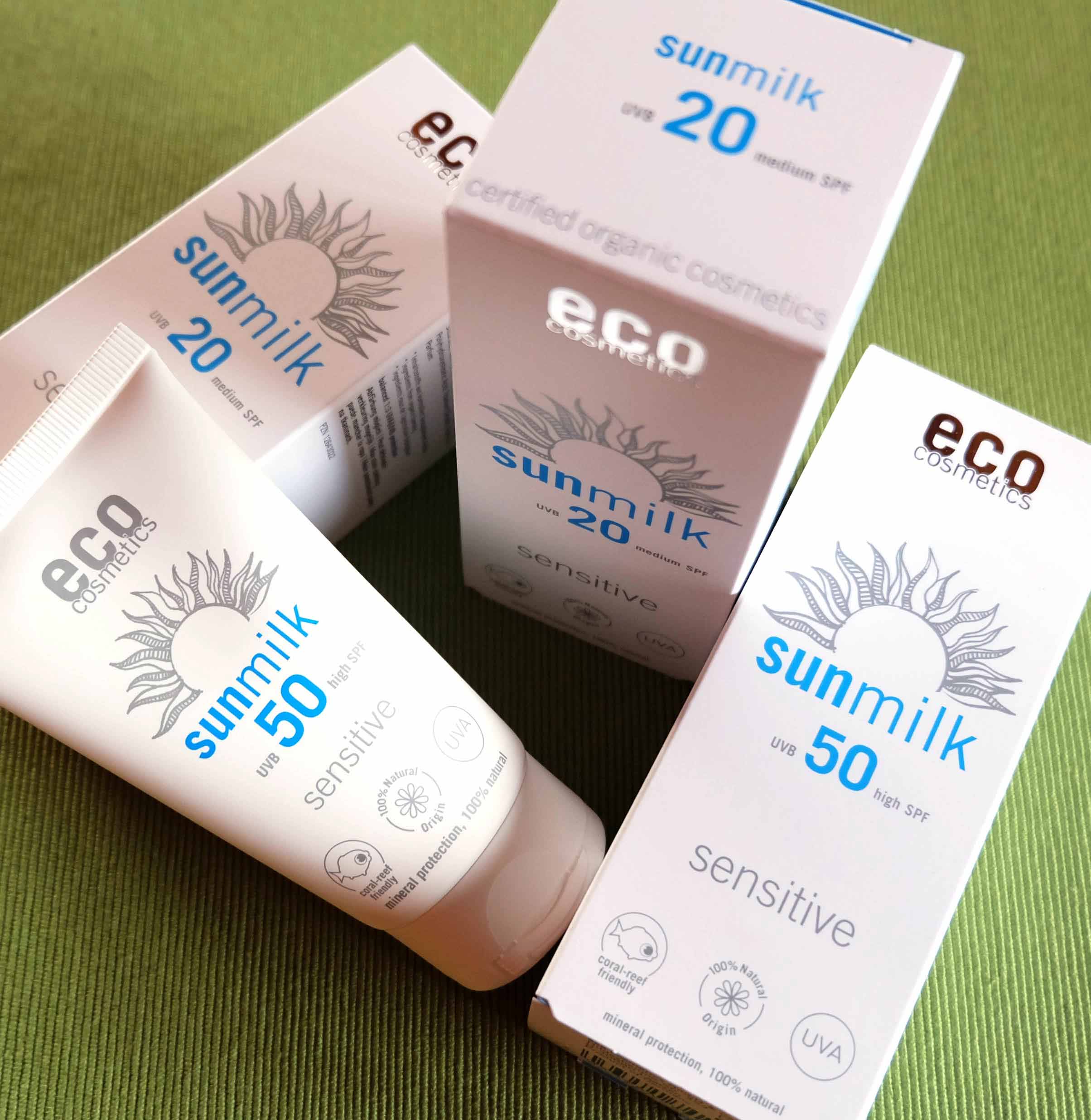 Die Sonnenmilch von Eco Cosmetics zieht schnell ein, weißelt nicht und ist mit LSF 20 und 50 erhältlich.