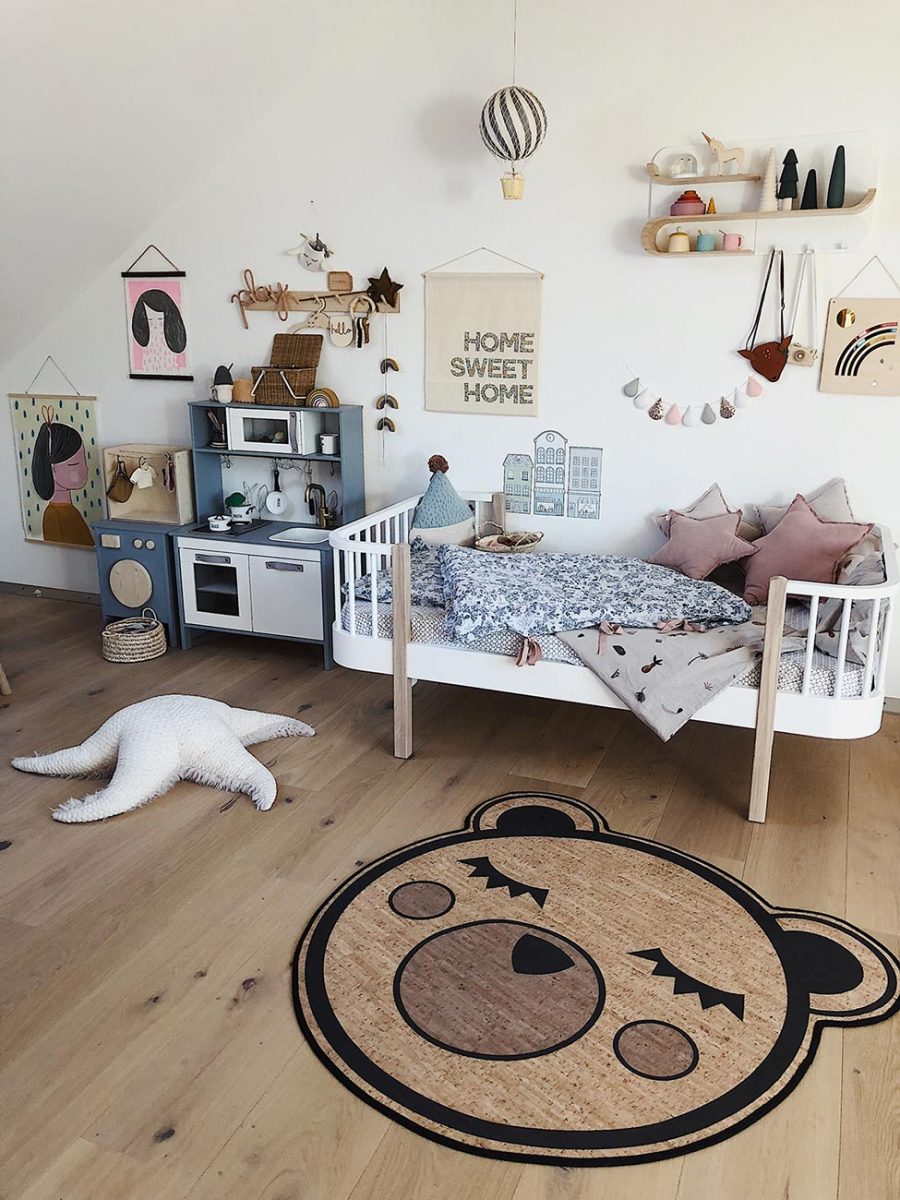 Der Kinderteppich aus Kork eignet sich als Bettvorleger oder natürlichem Spielplatz für dein Kind.