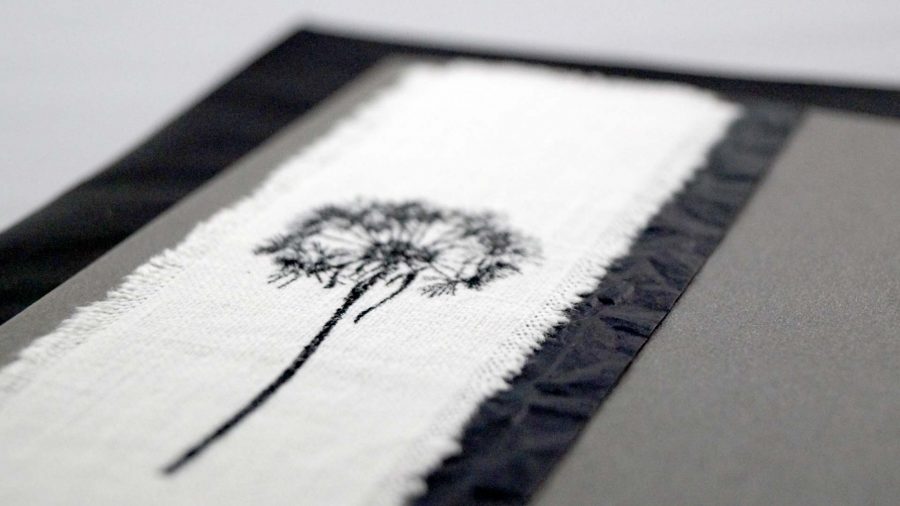 Handgemachte Trauerkarte mit Stempeldruck einer Pusteblume auf Leinenstoff und verschiedenen Texten