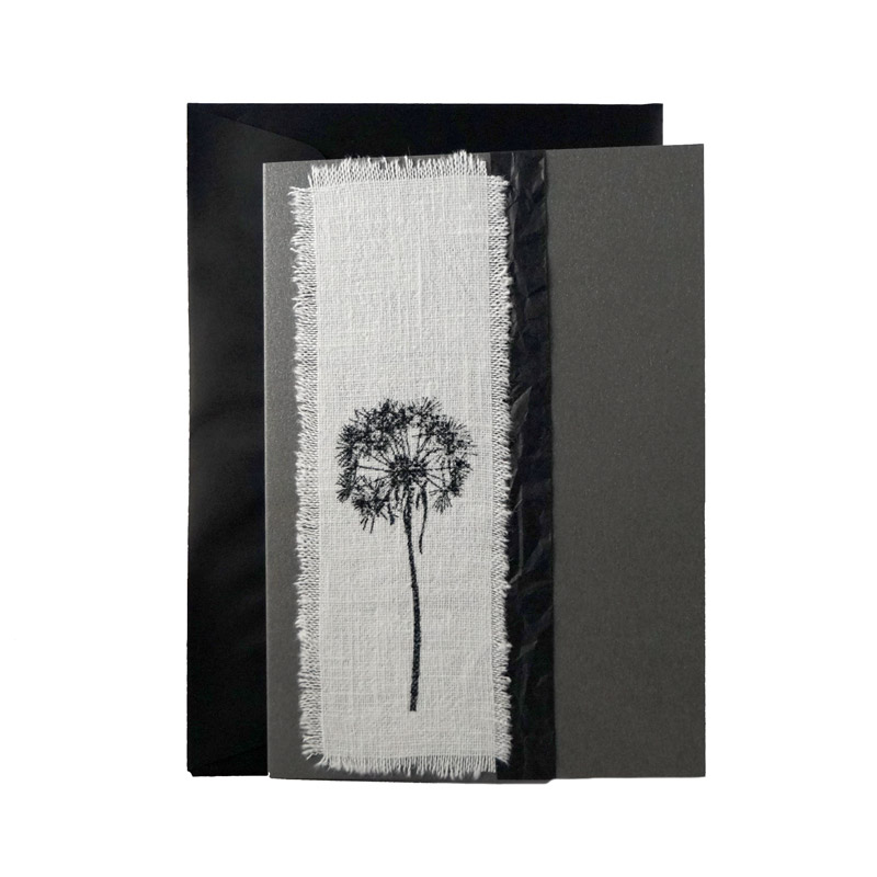 Handgemachte Trauerkarte mit Stempeldruck einer Pusteblume auf Leinenstoff und verschiedenen Texten