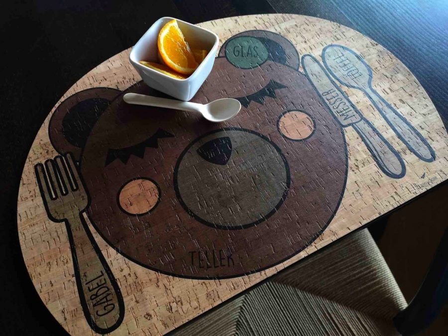 Kinder-Tischset "Enjoying Bear" aus Kork von ClarissaKork aus dem Bregenzerwald
