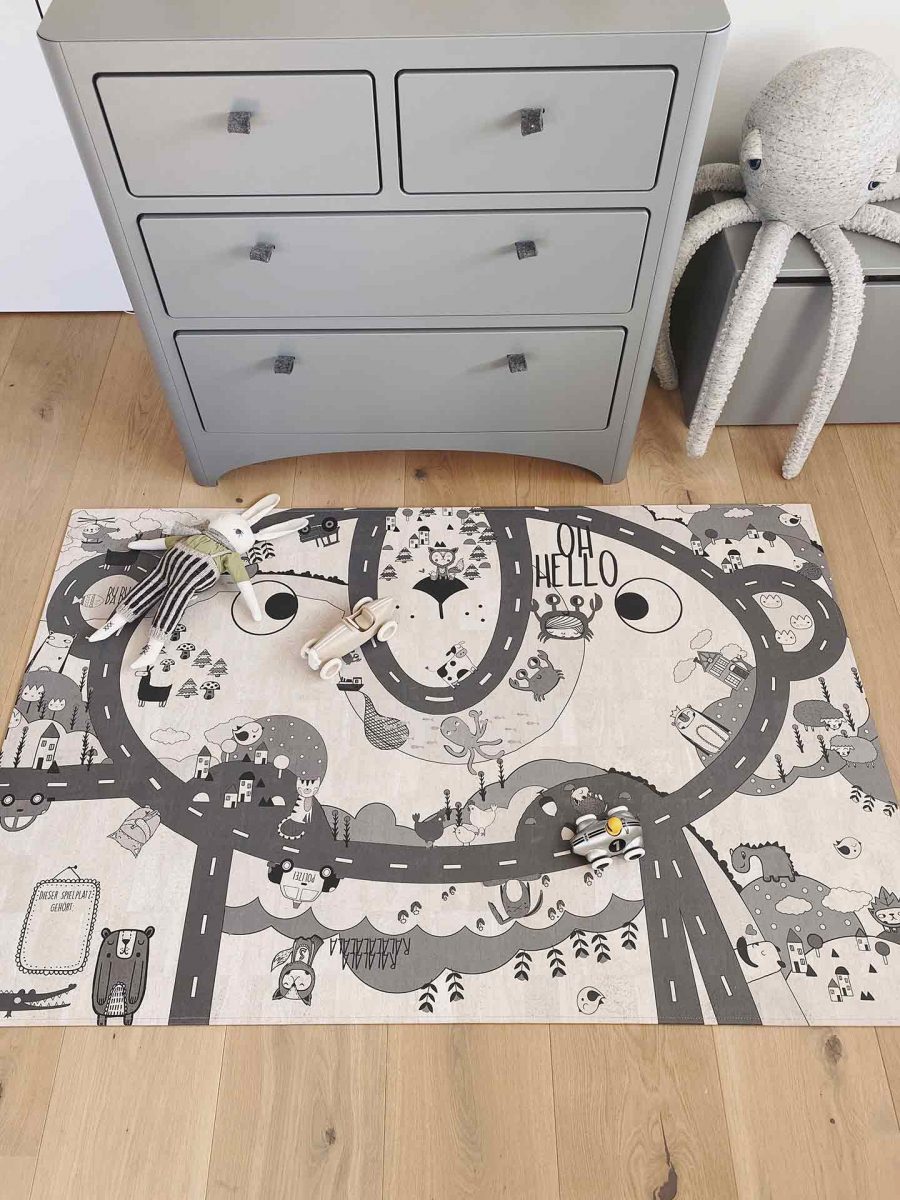 Der Spielteppich Crazy Road in Schwarz-Weiß eignet sich perfekt für dein Baby und Kind zum Krabbeln und Spielen.
