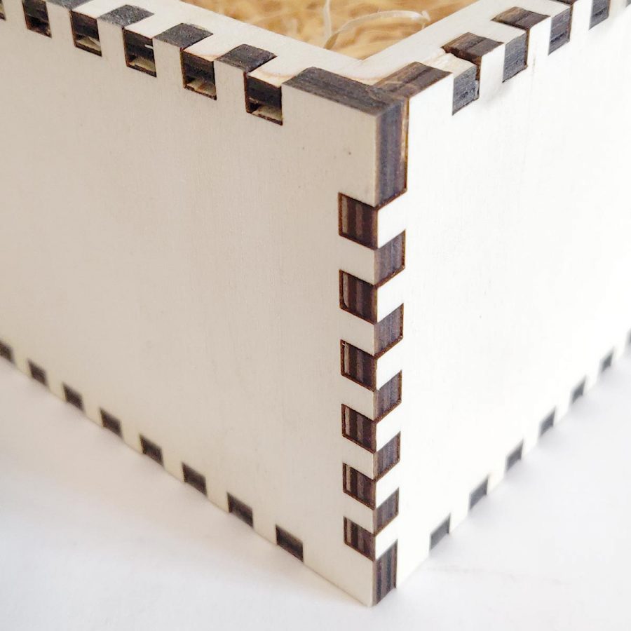 Handgemacht Holzbox mit personalisierter Gravur aus dem Bregenzerwald bei cosa Kosmetik ohne Tierversuche