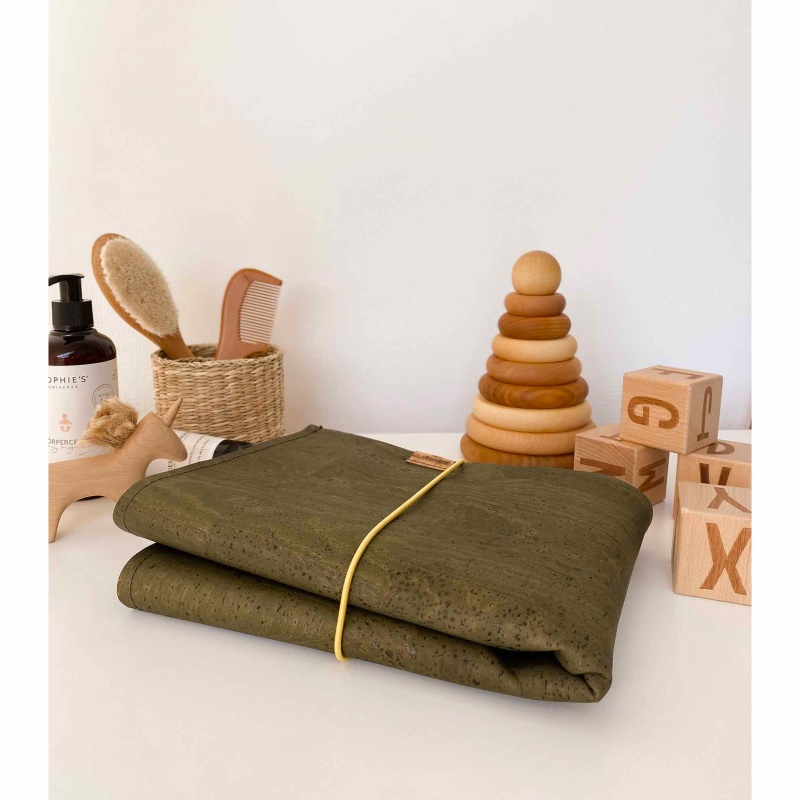 Die Wickelunterlage und Wickeltasche to go in Olive aus Naturmaterialien im cosa Kosmetik Onlineshop