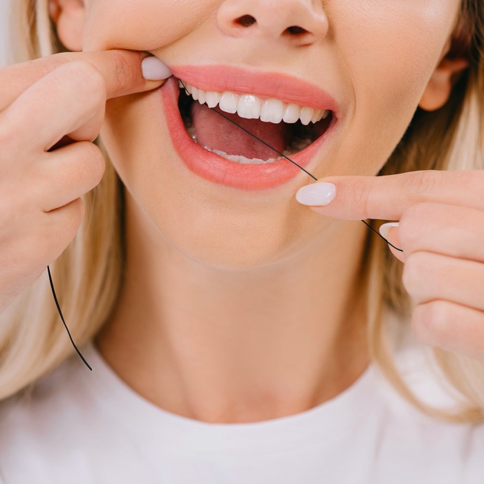 Zahnseide in der plastikfreien Glasverpackung von ECOYOU im cosa Kosmetik Onlineshop