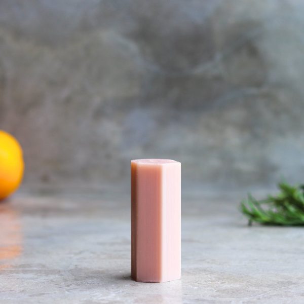Die nachhaltige Seife mit dem Duft von Rosmarin und Grapefruit spendet deinem Haar und deiner Haut dank dem enthaltenen Mandelöl viel Feuchtigkeit - erhältlich im cosa Kosmetik Onlineshop